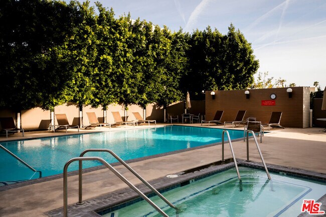 Building Photo - 7250 Franklin Ave