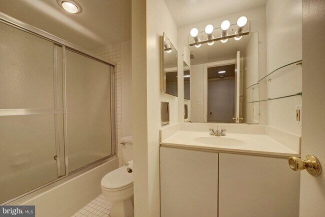 Building Photo - 1700 17th St NW