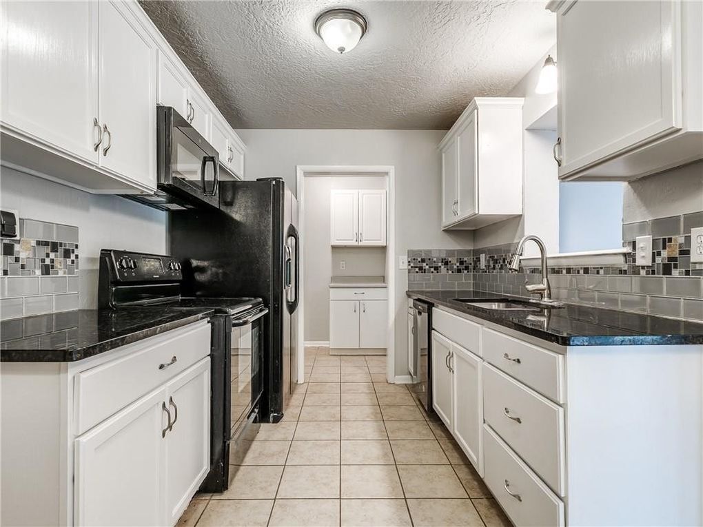 Building Photo - 2215 Beverly Hills St