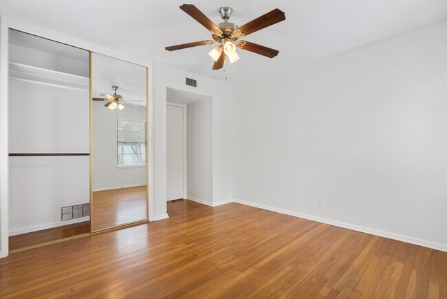 Building Photo - 2 Bed/2 Bath in Northeast Park Subdivision w/ pool