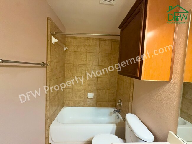 Building Photo - Elegant and Spacious 5-Bedroom Home for Lease in Fort Worth