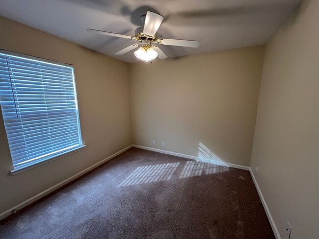 Building Photo - Available Now 3 BR 2 Bath Home in Lavernge with Fenced in Backyard!