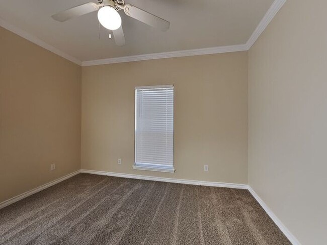 Building Photo - No Application Fee* $500 off first months ...