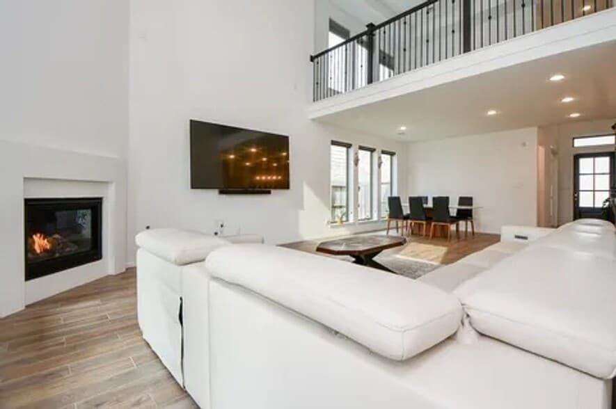 Building Photo - 10423 Mira Ter Trl