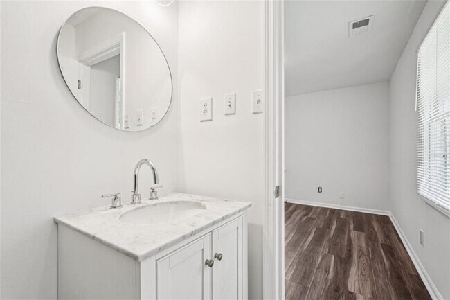 Building Photo - 119 Kelso Dr SW