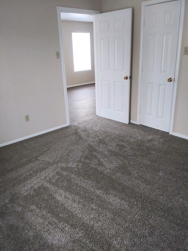 Building Photo - 1470 River Rd