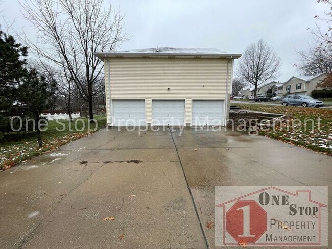 Building Photo - 3 Bedroom, 2 Full Bathrooms and oversized ...