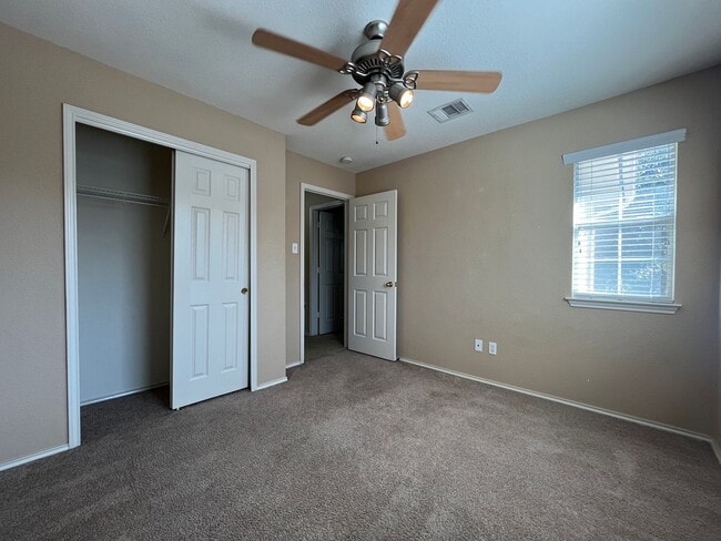 Building Photo - Great 3/2.5 Townhouse in Great Location