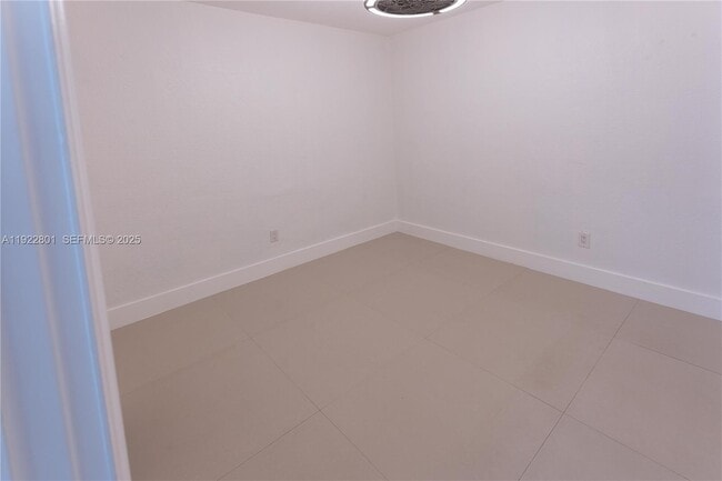 Building Photo - 230 E 56th St