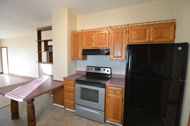 Building Photo - Remodeled 3-4 bedroom, open floor plan, Ne...