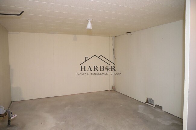 Building Photo - 406 18th Ave SW