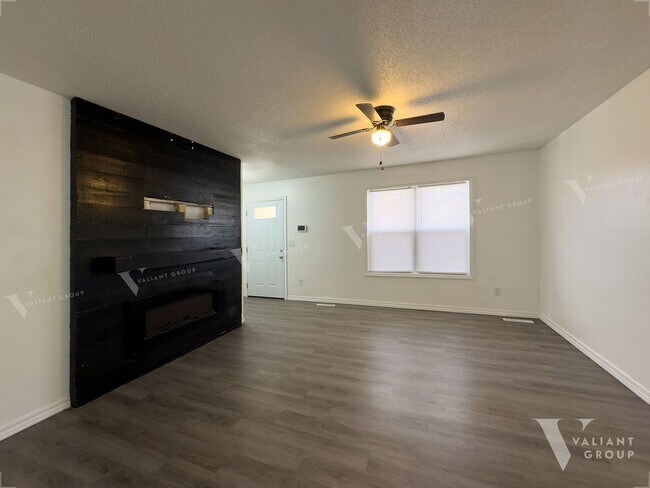Building Photo - Spacious 4 Bedroom Ozark Home