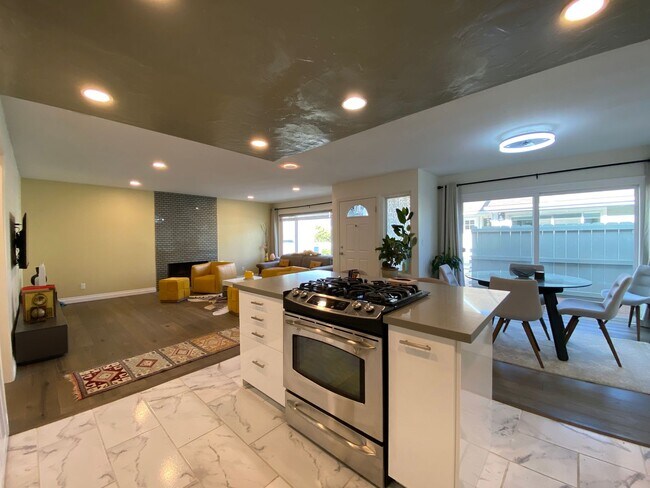 Building Photo - Stunning 3-bedroom, 2-bathroom coastal condo with Modern Custom Upgrades!