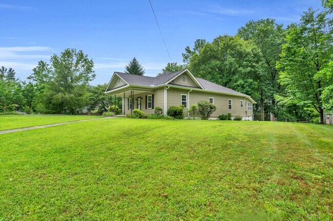 Building Photo - Historic Charmer on Signal Mountain!