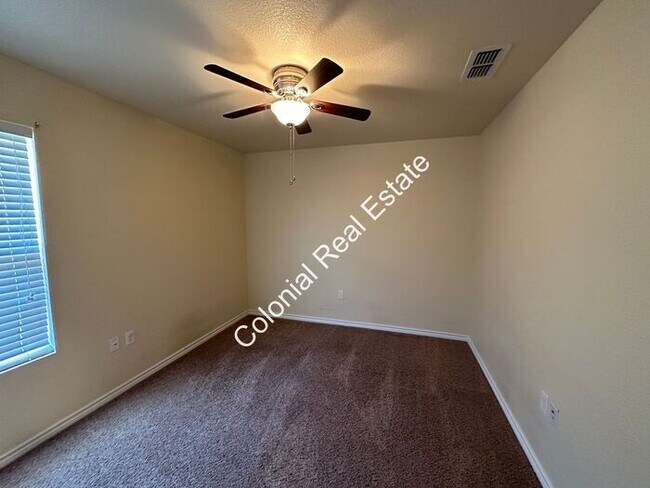 Building Photo - Spacious and updated 3 Bedroom 2 bathroom ...