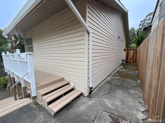 Building Photo - 1032 Everglades Dr