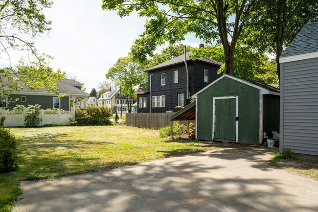 Building Photo - Cute 4 Bedroom Urban South Portland Farmhouse