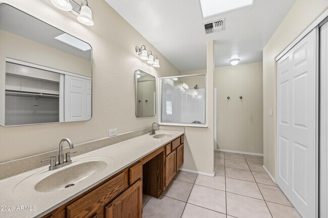 Building Photo - 5190 W Saragosa St