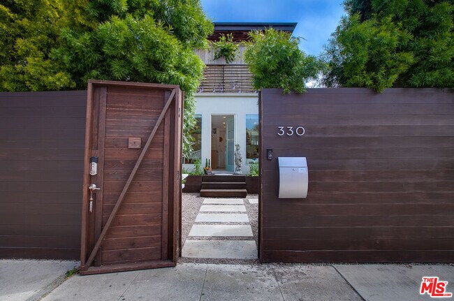 Building Photo - 330 Venice Way