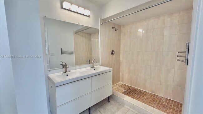 Building Photo - 501 Racquet Club Rd