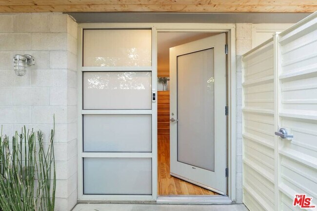 Building Photo - 530 N Larchmont Blvd