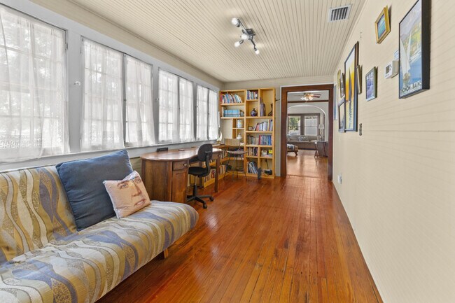 Building Photo - 204 NE 3rd Ave