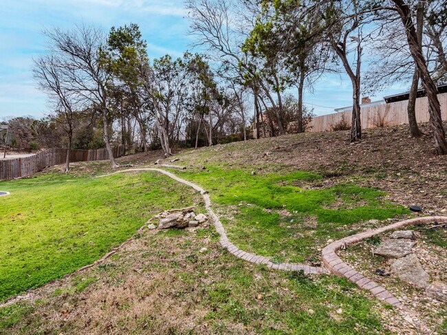 Building Photo - 903 Cliffside Dr
