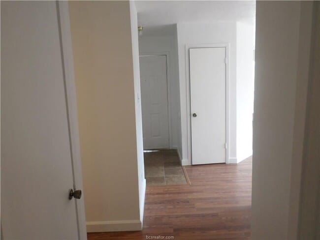 Building Photo - CUTE TWO BEDROOM ONE BATH DUPLEX ON SHUTTLE ROUTE