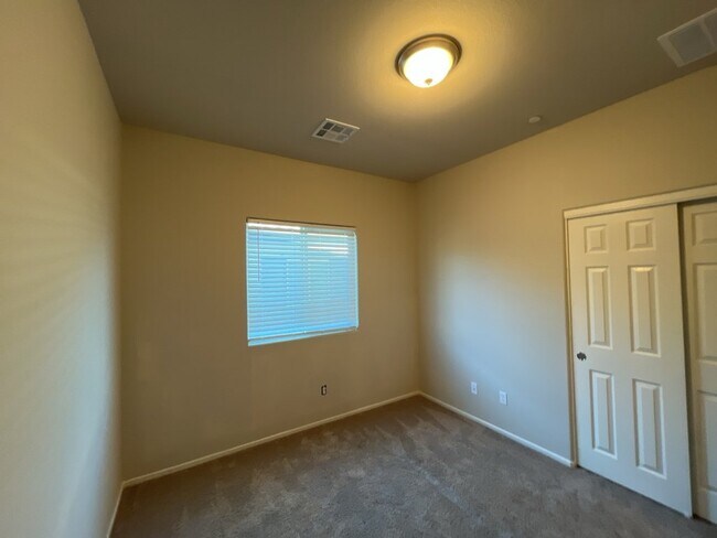 Building Photo - SHORT TERM LEASE,  Beautiful 3 bedroom 3 bathroom townhome.