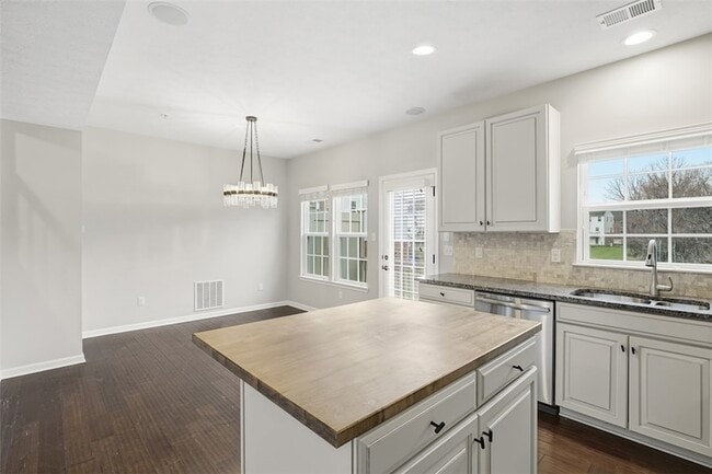 Building Photo - 1204 Pointe View Dr