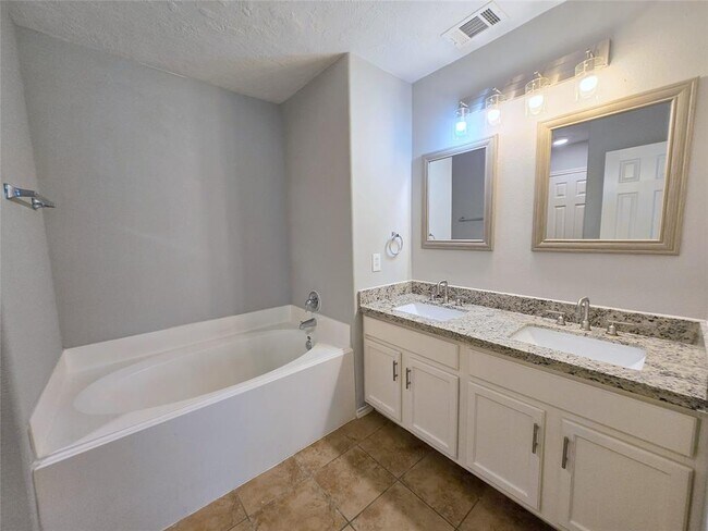 Building Photo - 1423 Stone Bluff Dr
