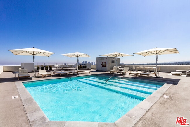 Building Photo - 838 N Doheny Dr