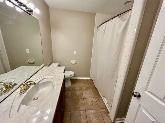 Building Photo - 2 Bedroom With a Bonus Room!