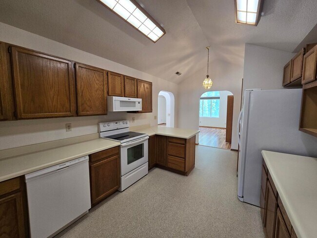 Building Photo - Charming Home on .34 acres!