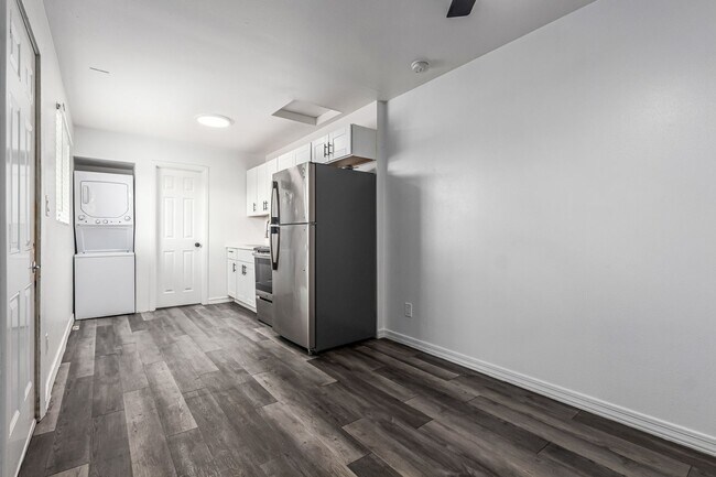 Building Photo - $0 First month rent - Near Grand Canyon University!