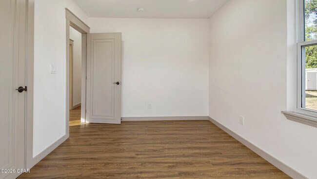 Building Photo - 112 N Gayle Ave