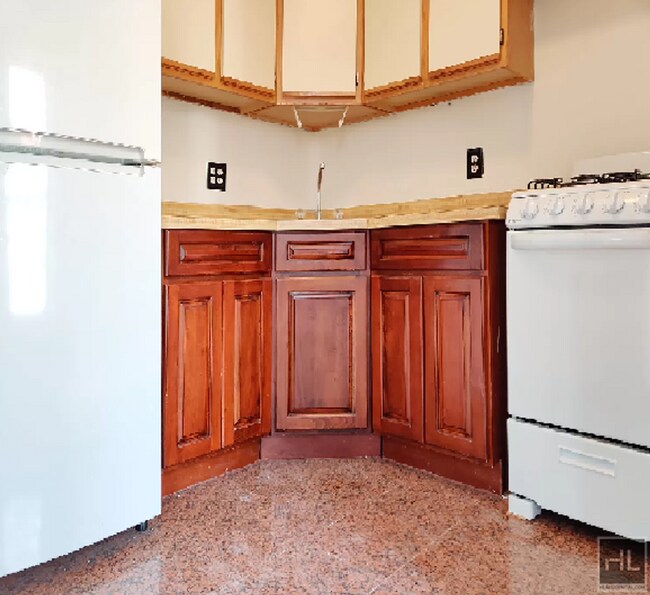 Building Photo - Sun-Filled 3BR in the Heart of the East Village | W/D in Unit