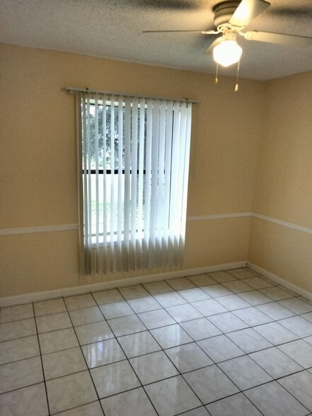 bedroom - 970 Jupiter Blvd NW