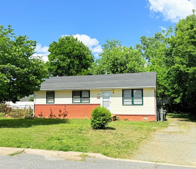 Primary Photo - 3 bed Ranch Style Home