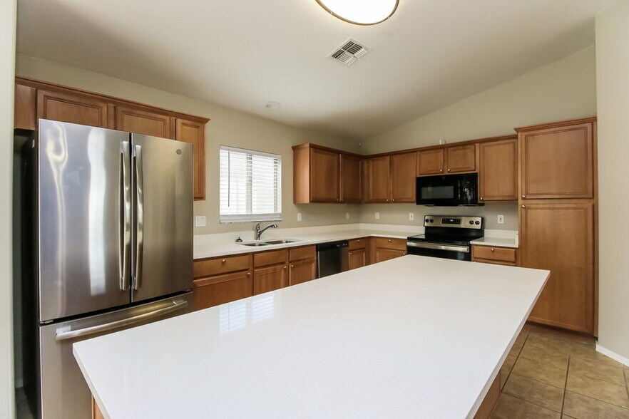 Building Photo - 39433 N Parisi Cir