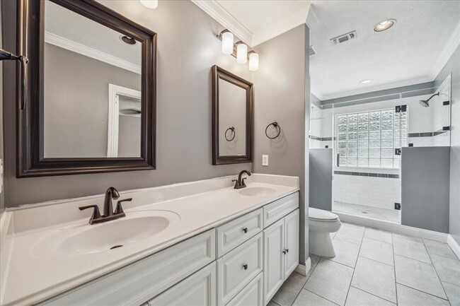 Building Photo - 211 W 31st St