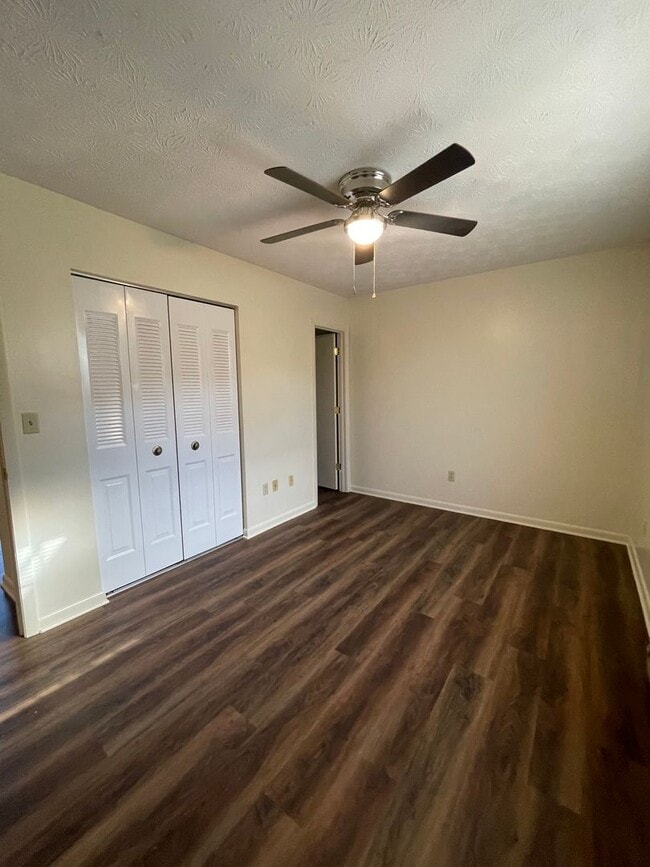 Building Photo - Apartment on Rockingham Drive