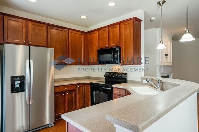 Building Photo - Spacious 3- Bed Townhome  With Back Patio ...