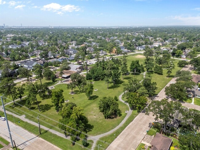 Building Photo - 5019 Oak Forest Dr