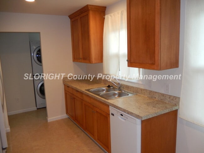 Building Photo - AVAILABLE AUGUST- Recently Remodeled - 1 Block from Poly