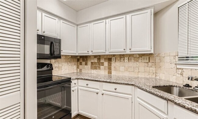 Building Photo - 16301 Ledgemont Ln