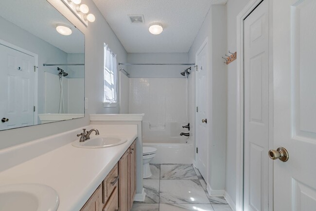 Building Photo - Well-maintained cottage home in Bellview