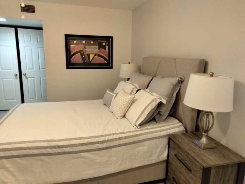 Building Photo - 4303 E Cactus Rd