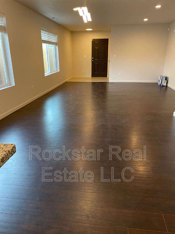 Building Photo - 2112 E Dalke Ave