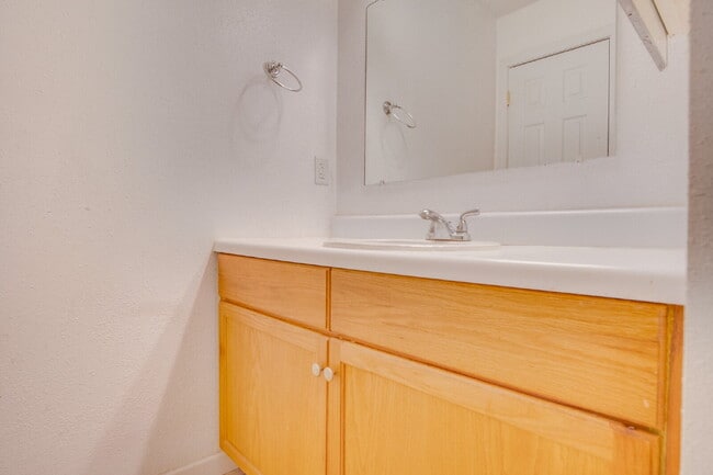 Building Photo - Pet-friendly Spacious Vinyl-Sided 2BR Apartment in Gulf Breeze